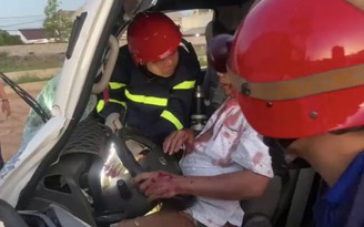 Thừa Thiên - Huế: Giải cứu tài xế mắc kẹt trong cabin xe bẹp dúm