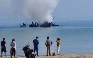 Thừa Thiên - Huế: Tàu cá bốc cháy dữ dội khi đang neo đậu gần bờ