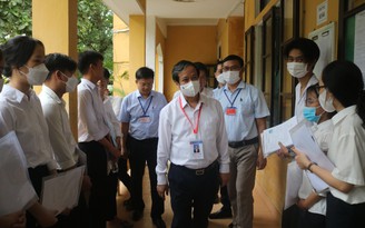 Bộ trưởng Bộ GD-ĐT kiểm tra ngày thi đầu tiên tại Thừa Thiên-Huế