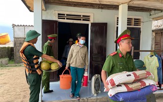Bão số 4: Biên phòng, Công an Thừa Thiên - Huế giúp dân vùng xung yếu ứng phó bão