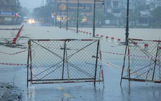 Mưa lớn gây chia cắt, ngập lụt nhiều tuyến đường ở TP.Huế