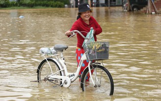 Ngớt mưa, người dân TP.Huế lội nước lũ đi mua thực phẩm dự trữ