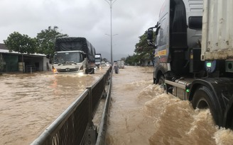 Mưa lớn gây ngập lụt, chia cắt QL1 khu vực phía nam Thừa Thiên - Huế