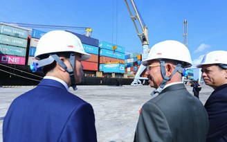 Tuyến hàng container đầu tiên cập cảng Chân Mây, mở ra dịch vụ vận tải mới
