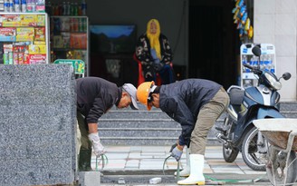 TP.Huế: Công nhân 'đội rét' hoàn tất thi công phố đi bộ Hai Bà Trưng trước tết