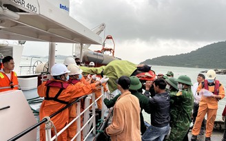 Quảng Nam: Vượt sóng lớn đưa 2 người dân bị tai biến vào đất liền cấp cứu