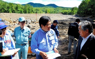 Quan chức Nhật hứng 'đá' vì nhờ người cõng qua vũng nước
