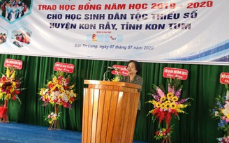 Nguyên Phó chủ tịch nước Trương Mỹ Hoa trao học bổng cho học sinh nghèo Kon Tum