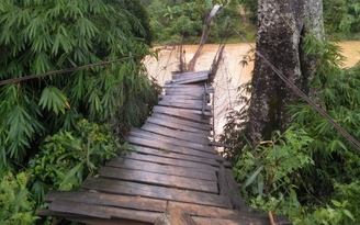 Kon Tum: Cầu treo sập trong đêm vì mưa lớn