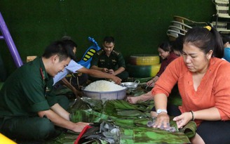 Người Tây Nguyên 'nổi lửa' gói bánh chưng, gửi nghĩa tình về miền Trung