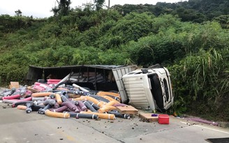Tai nạn xe tải trên đèo Lò Xo, tài xế bị thương nặng, phụ xe tử vong