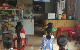 Học sinh Kon Tum dự khai giảng qua tivi