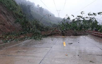 Kon Tum: Mưa lớn gây sạt lở trên nhiều tuyến đường