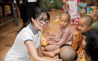 Emily Hồng Nhung trao quà cho trẻ mồ côi chùa Từ Hạnh