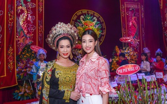 Hoa hậu Mỹ Linh đến cúng tổ ở sân khấu của Trịnh Kim Chi