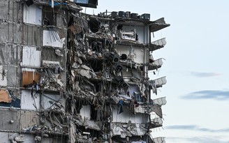 Tòa nhà 12 tầng ở Mỹ đột nhiên đổ sập