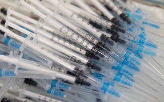Đi tiêm vắc xin Covid-19, hơn 800 người bị lừa tiêm 'nước' ở Uganda