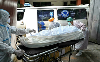 Nhân viên nhà xác Thái Lan ngất xỉu vì số ca tử vong tăng cao