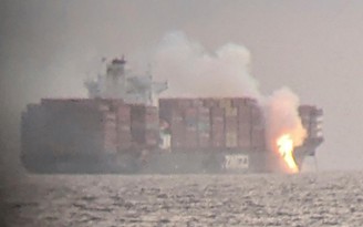 Hỏa hoạn trên tàu chở 52 tấn hóa chất ở Canada, khói độc lan khắp nơi