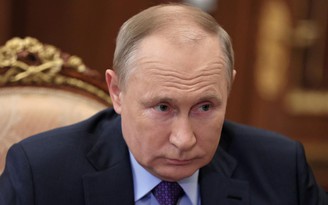 Đã tiêm mũi 3, Tổng thống Putin được thử nghiệm vắc xin Covid-19 dạng xịt mũi