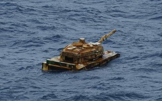 Xe tăng 'bí ẩn' trôi nổi ngoài khơi Indonesia