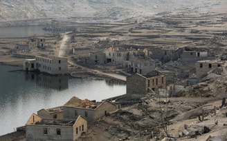 Ngôi 'làng ma' kỳ lạ đột ngột nổi lên giữa hồ chứa nước ở Tây Ban Nha