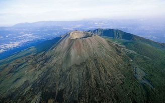 Mải mê selfie, du khách Mỹ lọt vào miệng núi lửa ở Ý
