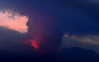 Núi lửa phun trào ở Nhật Bản, sơ tán khẩn cấp dân xung quanh