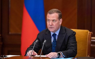 Cựu Tổng thống Nga Medvedev chỉ trích Thủ tướng Nhật 'khúm núm' trước Mỹ
