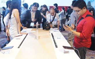Cận cảnh mẫu ZenFone 2 dùng 4 GB RAM đầu tiên thế giới