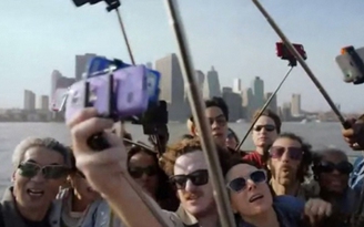 Samsung gọi người cầm gậy selfie là 'kẻ man mọi'