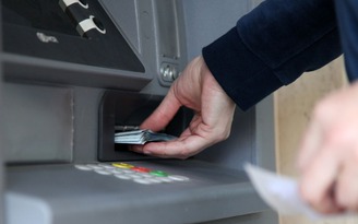 Vì sao máy ATM dễ bị tin tặc tấn công?