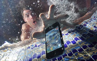 Cách kiểm tra smartphone có bị rơi xuống nước hay không