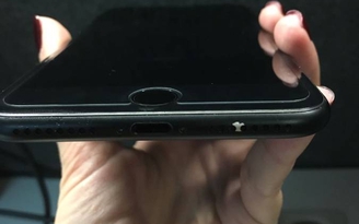 Người dùng phàn nàn iPhone 7 phiên bản màu đen dễ tróc sơn
