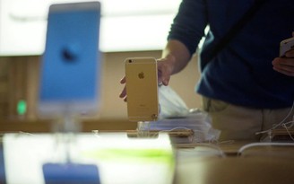 Apple xin lỗi vì làm chậm iPhone, giảm giá thay pin