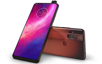 Motorola ra mắt smartphone tầm trung có camera selfie bật lên