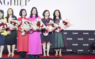 Chủ tịch FPT Retail được vinh danh nữ quản lý chuyên nghiệp tại Women’s Summit 2022