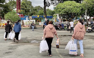 Sinh viên khó khăn mùa dịch rưng rưng hạnh phúc vì nay bữa ăn có cá, thịt