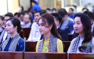Những trí thức trẻ Việt Nam trên toàn cầu xinh tươi 'diện' khăn rằn