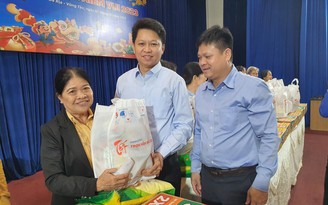 Tặng quà tết, thẻ bảo hiểm y tế cho người khó khăn tại Bà Rịa - Vũng Tàu