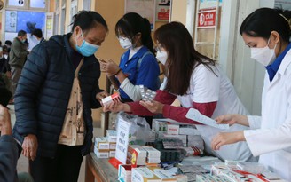 Bác sĩ trẻ khám, phát thuốc miễn phí cho hơn 400 người nghèo