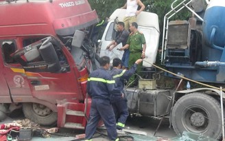 Tài xế mắc kẹt trong ca bin xe tải hơn 1 giờ sau tai nạn