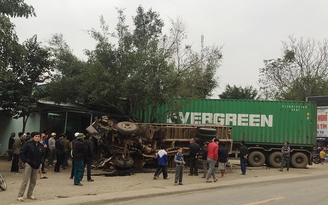 Xe container và xe tải đâm nhau, 4 người bị thương