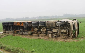 Hai xe container đâm nhau, một xe lật xuống ruộng