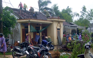 Lốc xoáy tại Hà Tĩnh làm 2 người bị thương, nhiều nhà dân tốc mái
