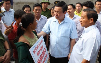 Phó thủ tướng Vương Đình Huệ trao tiền tự mình quyên góp cho người dân vùng bão