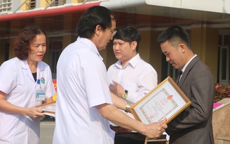 Tặng bằng khen cho 2 người hiến máu cực hiếm cứu người