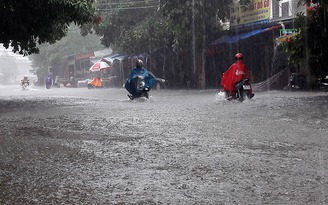 Mưa lớn nhấn chìm nhiều tuyến đường ở thành phố Hà Tĩnh