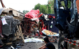 Điều tra vụ tai nạn giao thông giữa 2 xe container làm 2 người chết