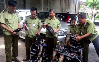 Bắt vụ vận chuyển 400 chai rượu ngoại nhập lậu